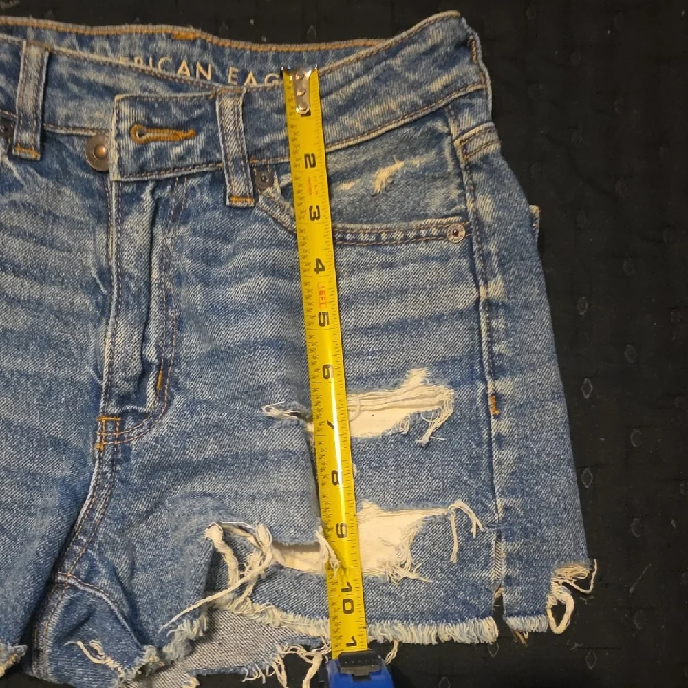 American Eagle Super Hi-Rise Dual Button Ripped Blue Jean Mom Shorts 00 - Picture 4 of 9